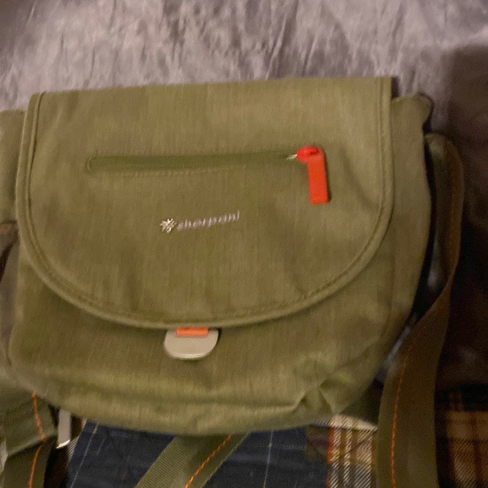 NWT Sherpani purse. Strap is adjustable. Comes with small wallet/card holder.